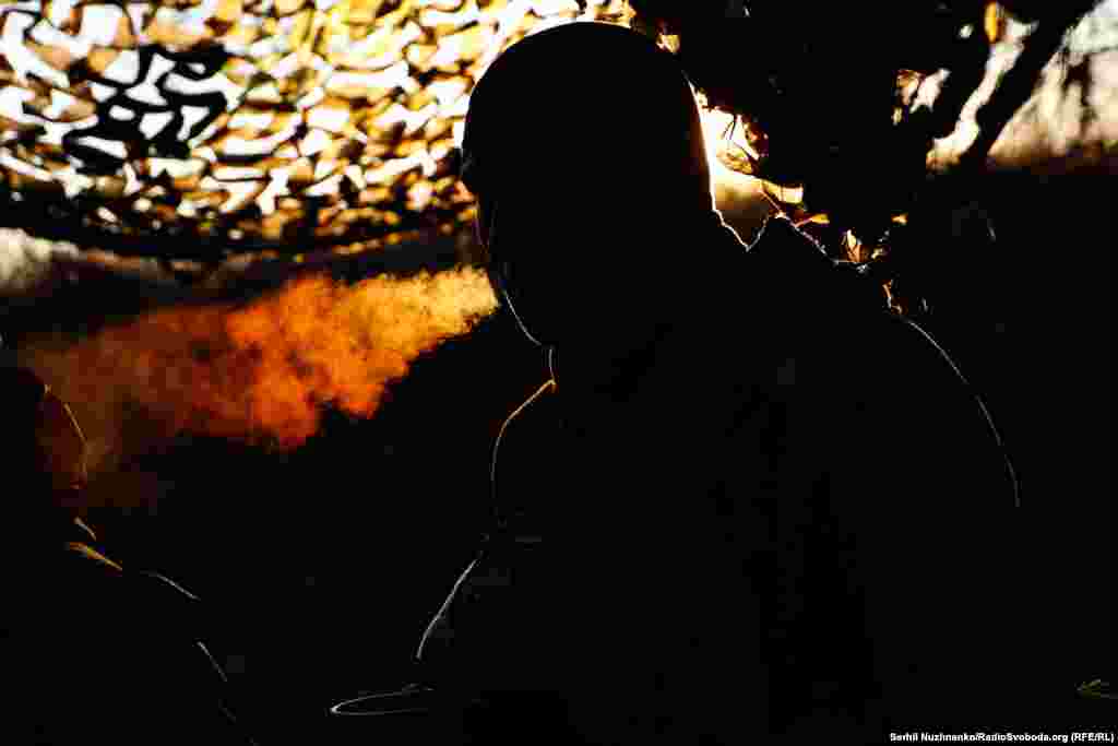 Ukrajinski vojnik puši cigaretu na liniji kod Bahmuta, decembar 2023.