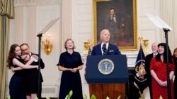 Biden o vraćanju Amerikanaca iz ruskih zatvora: 'Njihovo brutalno iskušenje je završeno' Biden o vraćanju Amerikanaca iz ruskih zatvora: 'Njihovo brutalno iskušenje je završeno'