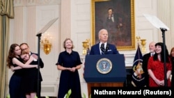Президент США Джо Байден выступает в Белом доме сразу после обмена заключенными с Россией. Слева - муж Алсу Курмашевой Павел Буторин и их дочери