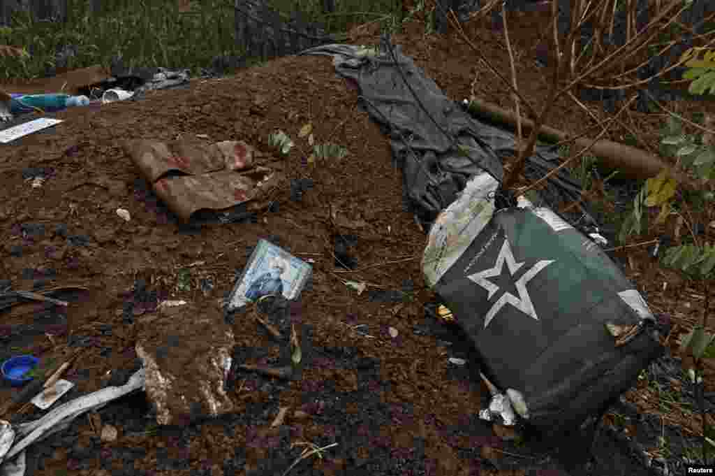 Зображення ймовірно російського святого лежить в українській землі посеред ознаків війни, які в Україну принесли російські війська.  В телеінтерв’ю США 5 листопада президент України Володимир Зеленський закликав Вашингтон надати подальшу допомогу, щоб допомогти його країні боротися з російським вторгненням  