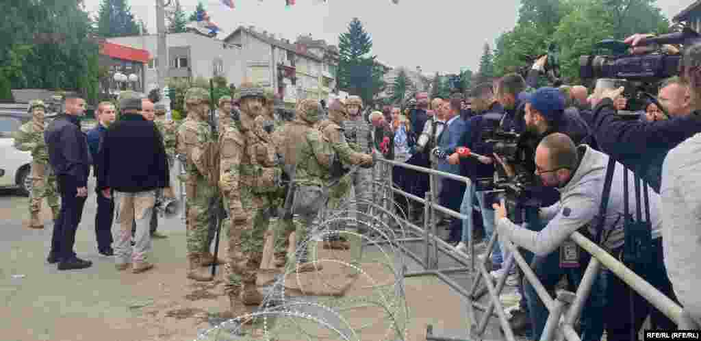Pripadnici KFOR-a postavili su nekoliko metalnih ograda u blizini zgrade opštine u Leposaviću.