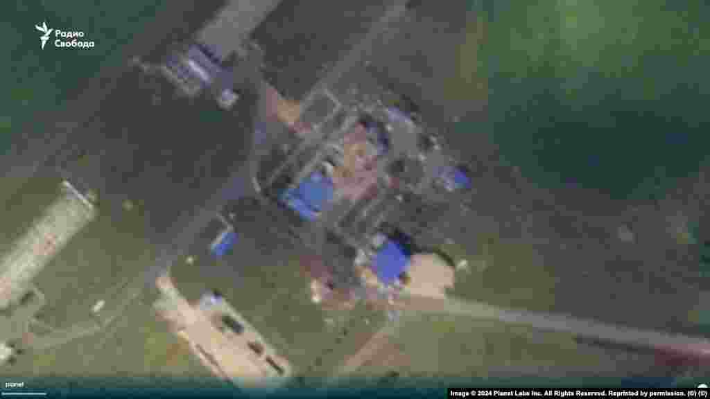 Спутниковый снимок поврежденной газоизмерительной станции "Суджа" в Курской области, снятый 11 августа. На фотографии видно обрушение синей крыши в одном из административных зданий и повреждения на площадке, где установлено измерительное оборудование. Эта газоизмерительная станция является крупнейшей, через нее осуществляется прокачка газа потребителям в ЕС. Разрушения на территории "Суджи" не повлияли на прокачку газа, сообщили в газотранспортной системе Украины