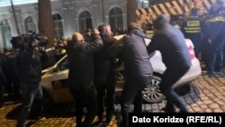 2 მარტი. მოქალაქის დაკავება პარლამენტთან გამართულ აქციაზე. 