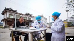 Pregledi stanovnika u ruralnim područjima Kine, dok traje porast respiratornih infekcija, decembar 2023.