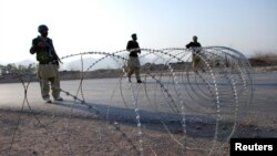 Pripadnici paravojske blokiraju cestu nedaleko od Pešavara na sjeverozapadu Pakistana (arhivska fotografija)