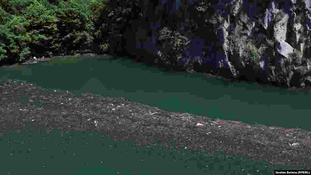 Otpad nakupljen na jezeru. Jezero Komani je akumulacija na rijeci Drim u koju se ulijevaju rijeke Shala i Valbona.