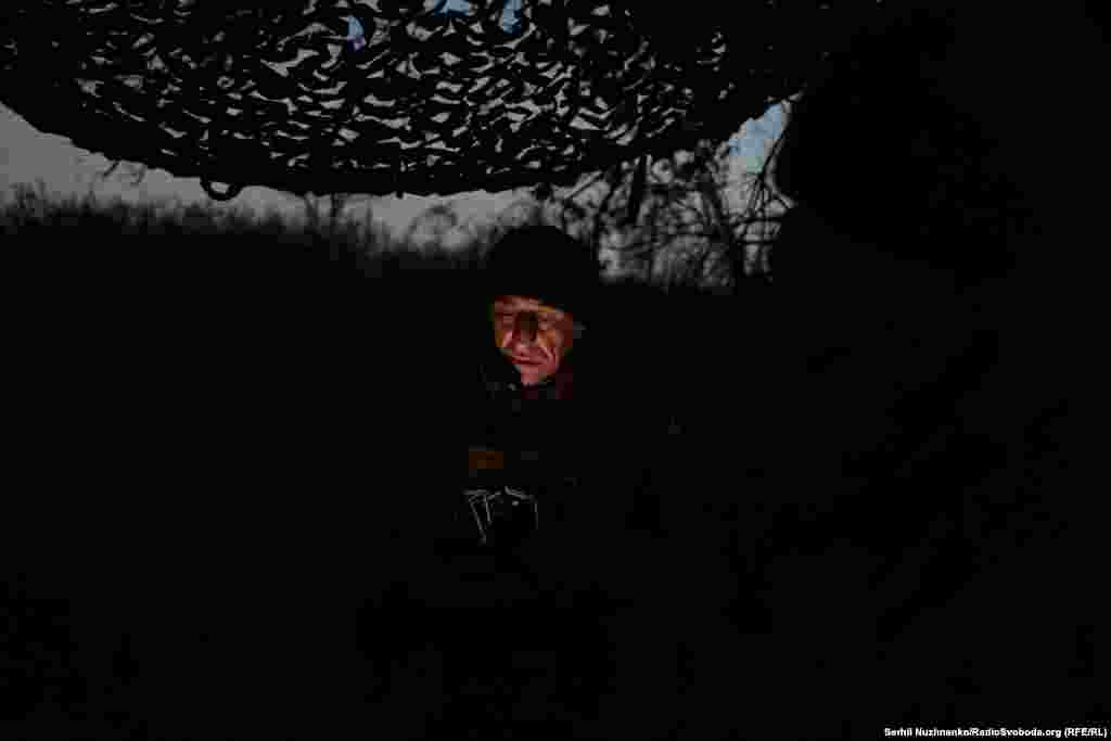 Tokom zatišja, ukrajinski vojnik koristi satelit Starlink za videopoziv s porodicom.