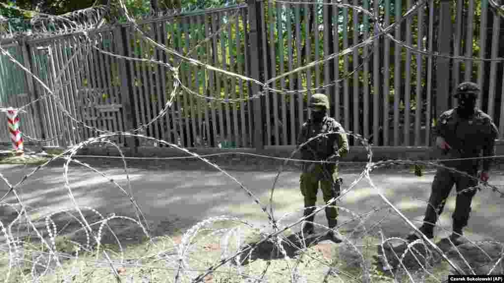 Posljednjih nekoliko godina vlasti EU optuživale su autoritarnog bjeloruskog predsjednika Aleksandra Lukašenka da migraciju koristi kao oružje tako što  mami ljude u svoju zemlju kako bi pronašli lakšu tačku ulaska u blok od opasnijih ruta preko Sredozemnog mora.