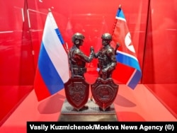 რუსი და ჩრდილოეთ კორეელი ჯარისკაცების მცირე ქანდაკება