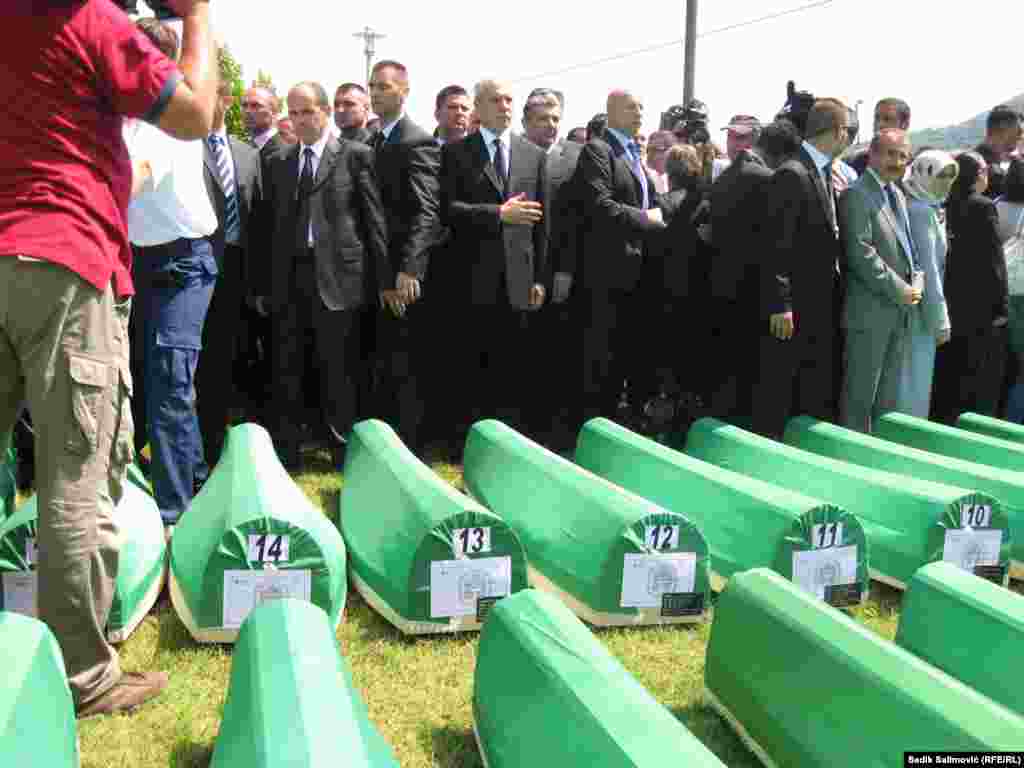 Boris Tadić, predsjednik Socijaldemokratske stranke i bivši predsjednik Srbije, boravio u Srebrenici 11. jula 2015. godine na obilježavanju 20. godišnjice od genocida.