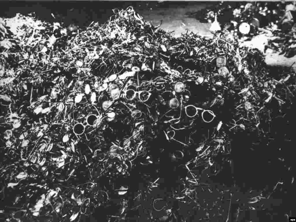 27.01. 1945. oslobođen je najveći nacistički logor smrti Auschwitz, simbol holokausta i stradanja, u kojem je tokom Drugog svetskog rata najmonstruoznije stradalo najmanje 1,5 milion ljudi.