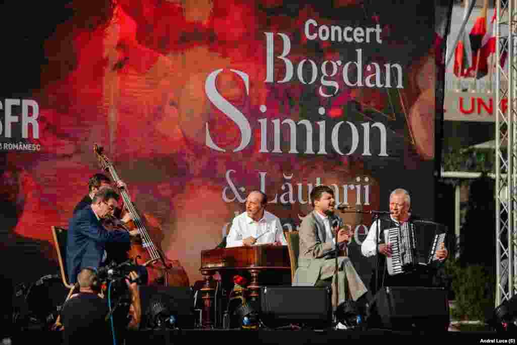 Simion Bogdan-Mihai și Lăutarii de Mătase au susținut un concert cu „muzică bio” pe scena din Piața Unirii din Iași. Momentul artistic s-a încheiat cu un cântec despre Războiul de Independență. 