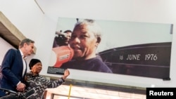 Američki državni sekretar Antony Blinken i Antoinette Sithole, sestra pokojnog Hectora Pietersona u obilasku Memorijala Hectora Pietersoba u Sovetou, Južna Afrika, 7. avgust 2022.