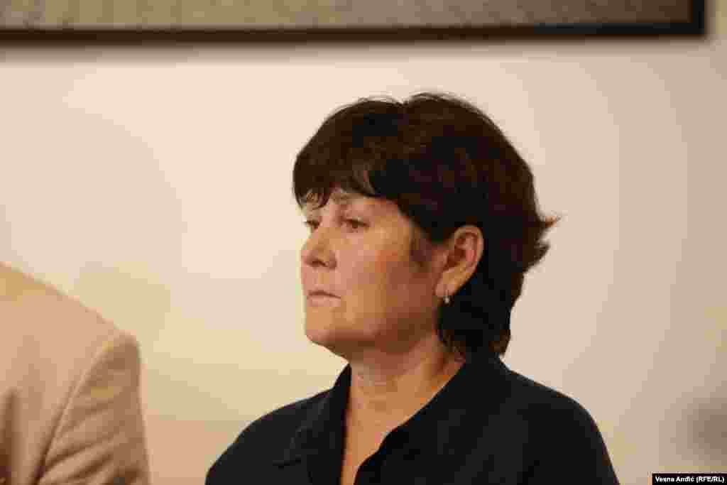 Elina je celog života živela u Dnjipru, odakle nije često odlazila. Ipak, 24. februara dobila je poziv od svoje ćerke koja živi u inostranstvu, i&nbsp;koja joj je saopštila da je krenuo rat. Elina je neko vreme ostala u svom gradu, sve dok nije ocenila da više nije bezbedno. Tada je krenula vozom u kome su ljudi sedeli na podu zbog nedostatka mesta. &quot;Voz je išao sa isključenim svetlom. Na stanicama su nam govorili da ne uključujemo čak ni mobilne telefone kako se ne bi videli&quot;, prepričava Elina. Ona je u Srbiju došla jer je saznala da postoji mogućnost da dobije mesto za stanovanje. &quot;Tako da sam se jednog jutra probudila u tuđem stanu, u tuđoj državi, ne znam jezik, nemam prijatelje - osećaj je jako čudan&quot;, istakla je Elina.&nbsp;