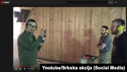 Denis Garijev (levo), Aleksandar Užarević (u sredini) i još jedan član ultradesničarske "Srbske akcije" u prostorijama "Imperijalnog legiona"