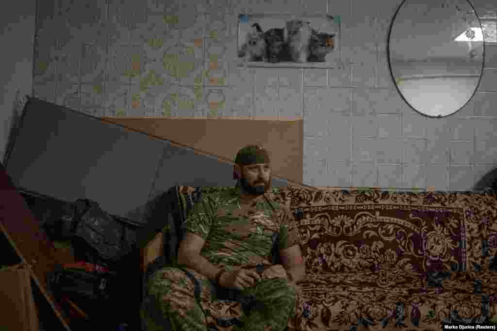 Vršilac dužnosti komandanta Rusin tokom odmora u bazi bataljona.