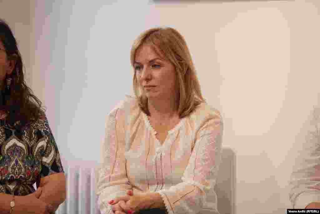 Jana je u Srbiju došla iz Buče, koju je napustila 24. februara. &quot;Imali smo prijatelje koji su već imali iskustva sa bežanjem od Rusa, i oni su insistirali na tome da što pre napustimo našu kuću u Buči i da idemo dalje&quot;, objasnila je Jana. Ona je istakla da su imali sreće, jer već 25. februara nije bilo moguće izaći iz ovog grada. &quot;Moji rođaci koji su se tu našli 25. i hteli su da napuste takođe taj dan, nisu uspeli, i oni su se susreli sa svim strahotama i užasima koje je donela ruska vojska koja je došla da nas spasi&quot;, rekla je Jana. Buča je privukla pažnju sveta početkom aprila kada su tamo pronađene desetine tela u civilnoj odeći, od kojih su neka bila vezanih ruku, nakon što su se ruske trupe povukle iz tog područja. Od tada je otkriveno mnogo više leševa u i oko tog područja, što je postalo sinonim za navode o ruskim ratnim zločinima.&nbsp;