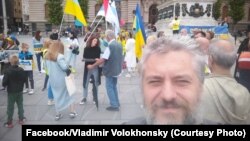 Vladimir na protestu podrške Ukrajini na Trgu republike u Beogradu, 28. maj 2022.