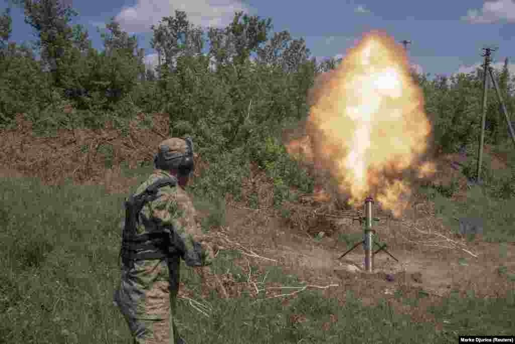 Vojnik puca iz minobacača u oblasti Harkiva. "Ja nisam nacista. Ja sam nacionalista", rekao je Leo, 33, novi regrut za Karpatske Siče, koji je ranije radio u video produkciji u gradu Lvivu na zapadu Ukrajine. "Poštujem druge nacije.... Volim sve ljude sa svim bojama kože - osim Rusa. To su naši neprijatelji."