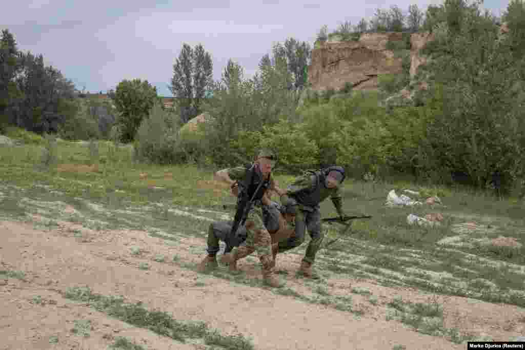 Vojnici vježbaju spašavanje ranjenog druga. Ukrajinski predsjednik Volodimir Zelenski takođe je pozvao strane borce da se pridruže ratu u Ukrajini, što je rezultiralo formiranjem "međunarodne" legije.