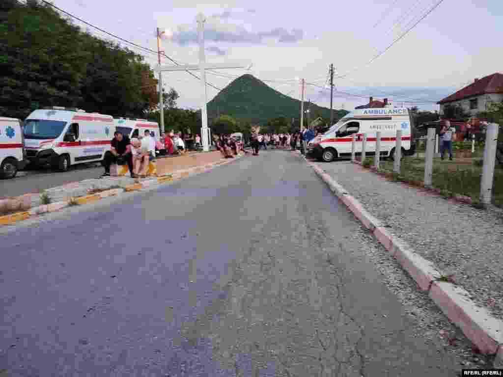 Nekoliko kola hitne pomoći se vide na putu, u Rudarima i Zvečanima.