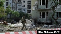 Российский военный в разрушенном Северодонецке, июль 2022. Иллюстративное фото