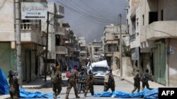 Патруль вооруженной оппозиции в сирийском городе Манбидж