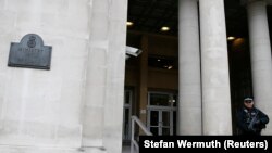 Naoružani policajac čuva stražu ispred zgrade Ministarstva odbrane u Londonu, 2015.