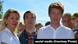 Ilia Medvedev (dreapta), fostul președinte rus Dmitri Medvedev (centru) și Svetlana Medvedeva (stânga).