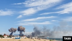 Вибухи на російському військовому аеродромі в селищі Новофедорівка Сакського району анексованого Криму 9 серпня 2022 року