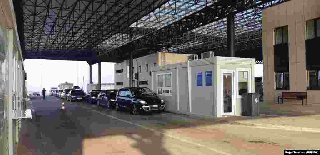 Automobili sa Kosova u srpskom delu, na graničnom prelazu Merdare. Od 1. septembra građani Kosova i Srbije više neće dobijati ulazno-izlazne dokumente.