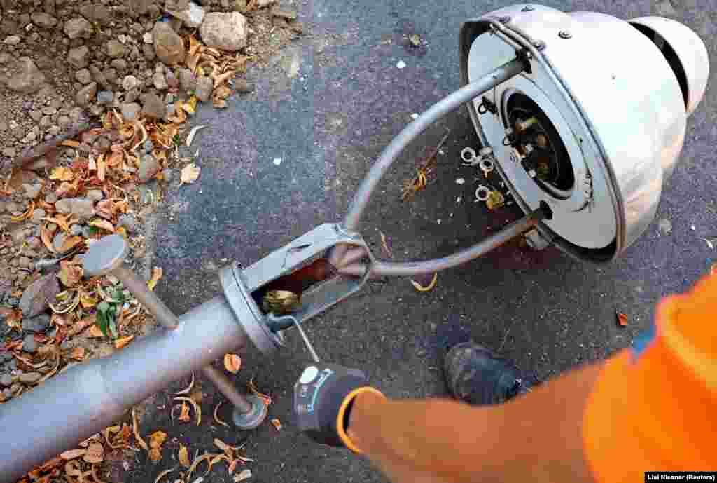 Radnik rastavlja plinsku uličnu svjetiljku u Berlinu 10. augusta. Čini se da Kremlj koristi plin kao moć kako bi izvršio pritisak na Njemačku zbog potpore Berlina Kijevu. Protok ruskog plina kroz plinovod Sjeverni tok 1 smanjen je na manje od 20 posto kapaciteta&nbsp;u julu, a ruski Gazprom je kao razlog naveo &quot;popravke opreme&quot; za zagušeni protok plina.