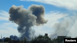 Вид на поселок Новофедоровка, Саки, где на территории аэродрома произошли взрывы, 9 августа 2022