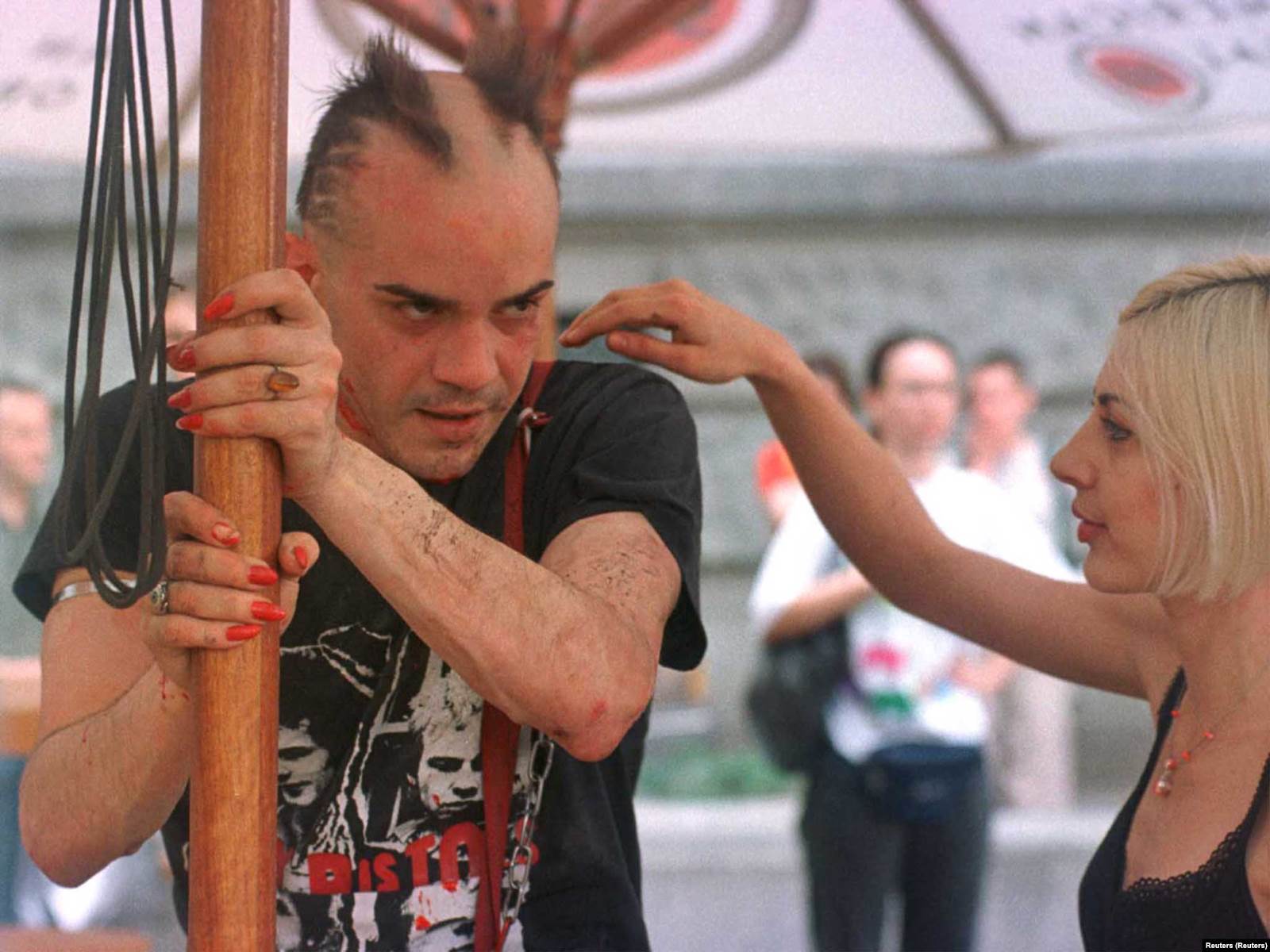 Jedan od malobrojnih učesnika prve Parade ponosa u Beogradu, 2001. godine