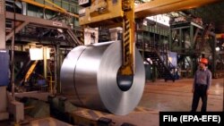 Workers at the Isfahan Steel Company have gone on massive strikes several times in recent months. (illustrative photo)