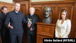 Potpredsednica desničarskog pokreta "Naša domovina" Dora Duro 30. avgusta 2022. u parlamentu Mađarske otkrila je bistu nekadašnjem regentu Kraljevine Mađarske, Miklošu Hortiju odgovornom za deportaciju više hiljada Jevreja za vreme Drugog svetskog rata.