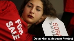 Volonterka pozira u rumunskoj kampanji protiv trgovine ljudima