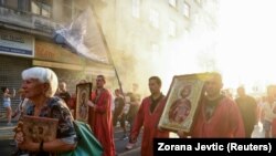 Ljudi na protesta protiv međunarodne LGBT manifestacije Europrajd u Beogradu, Srbija, 28. avgusta 2022. 