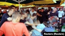 Agresivna grupa desničara i navijača uletela je među učesnike prve Parade ponosa 30. juna 2001. i pretukla LGBT+ aktiviste.