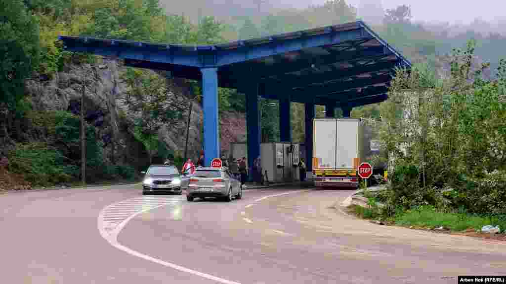 Automobili koji prolaze sa srpske strane, na graničnom prelazu Jarinje.