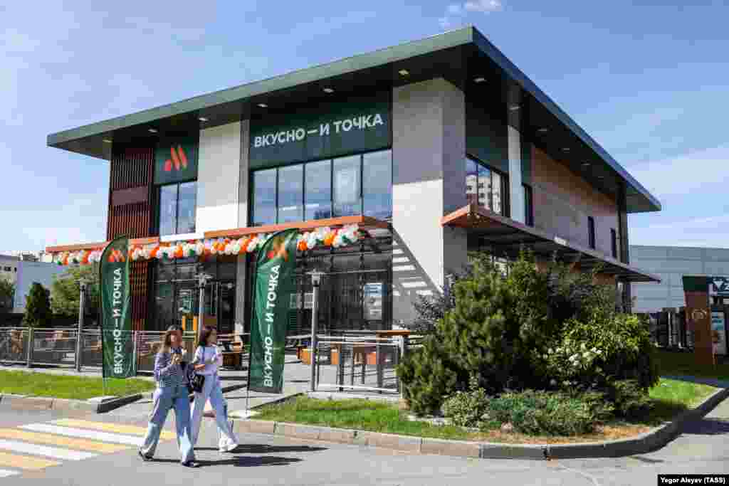 A branch of Tasty And That’s It in a former McDonald’s restaurant in Kazan in August 2022. In May 2022, McDonald’s announced that it would pull out of Russia in response to the invasion of Ukraine. The following month, hundreds of former McDonald’s restaurants restarted their grills under Russian ownership as “Vkusno i Tochka” (Tasty and That’s It).  