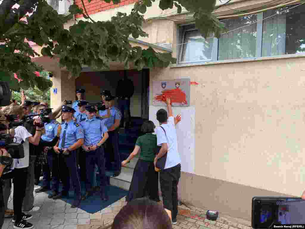 Demonstranti su bacali crvenu boju u smjeru zgrade Sudskog vijeća. Za osumnjičene za silovanje maloljetnice traže zasluženu kaznu.