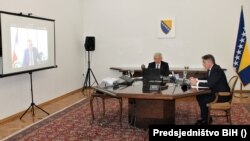 Sjednica Predsjedništva BiH, 24. augusta 2022. Šefik Džaferović (u sredini) i Željko Komšić (desno) joj prisustvuju u Sarajevu, a Milorad Dodik (lijevo) putem videolinka.