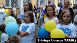 Copiii ucraineni care nu știu limba română pot asista la cursuri ca audienți.