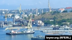 Завантаження крилатих ракет типу « Калібр » на підводний човен у Південній бухті, архівне фото