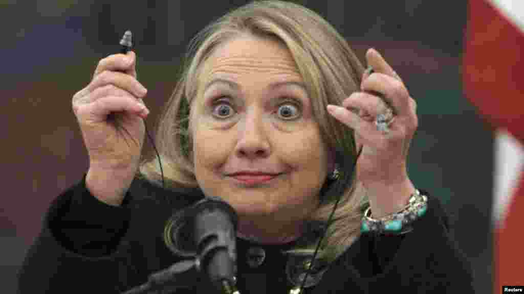 Hrvatska - Posjeta Hillary Clinton regiji završila je u Zagrebu, gdje se desila mala nezgoda na konferenciji za novinare - na kratko nije bilo prevoda u slušalicama, Zagreb, 31. oktobar 2012. Foto: REUTERS / Antonio Bronić