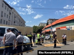 საცხოვრებელი კორპუსი თევდორე მღვდლის ქუჩაზე, რომლის ფასადის ჩამონგრევას 14 ივლისს 2 ადამიანის სიცოცხლე ემსხვერპლა.