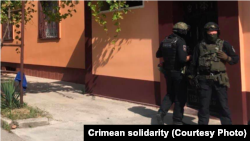 Российские силовики в Крыму во время обыска в Евпатории, иллюстративное архивное фото