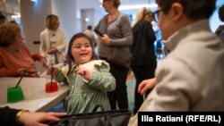 ერთმანეთთან შეხვედრა დაუნის სინდრომიოს მქონე ბავშვებისთვის ზეიმად იქცევა ხოლმე - ისინი ამას ყოველთვის ვერ ახერხებენ