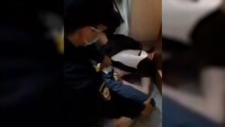 Policajac slomio kost reporteru koji je izveštavao sa referenduma u Rusiji Policajac slomio kost reporteru koji je izveštavao sa referenduma u Rusiji